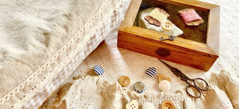 大人の装いに寄り添う美意識と実用性を兼ね備えた傘が映す現代のライフスタイル